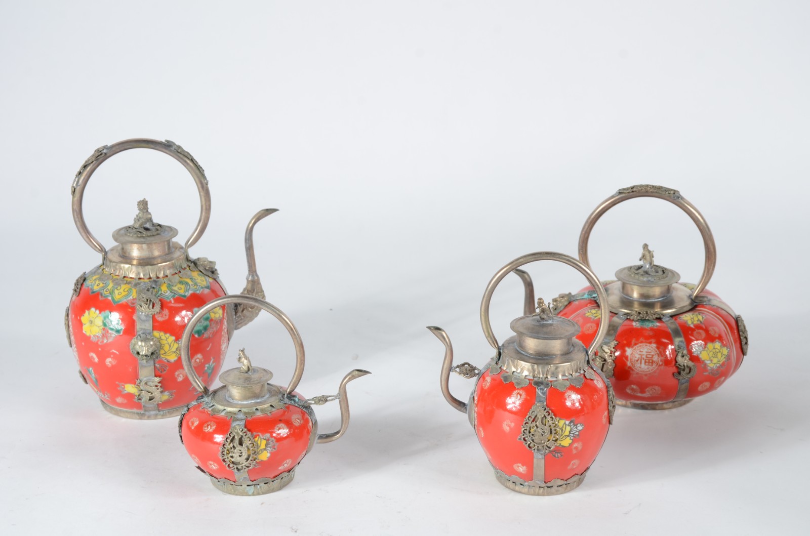 Conjunto com 4 bules decorativos de porcelana na cor laranja e... - foto 1 de 6
