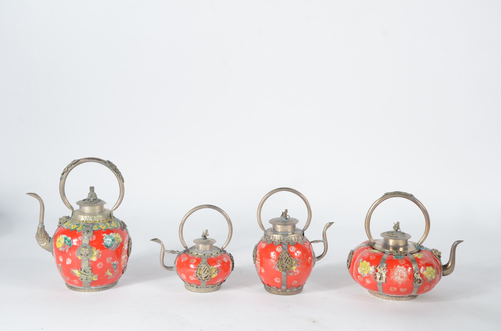 Conjunto com 4 bules decorativos de porcelana na cor laranja e... - foto 3 de 6