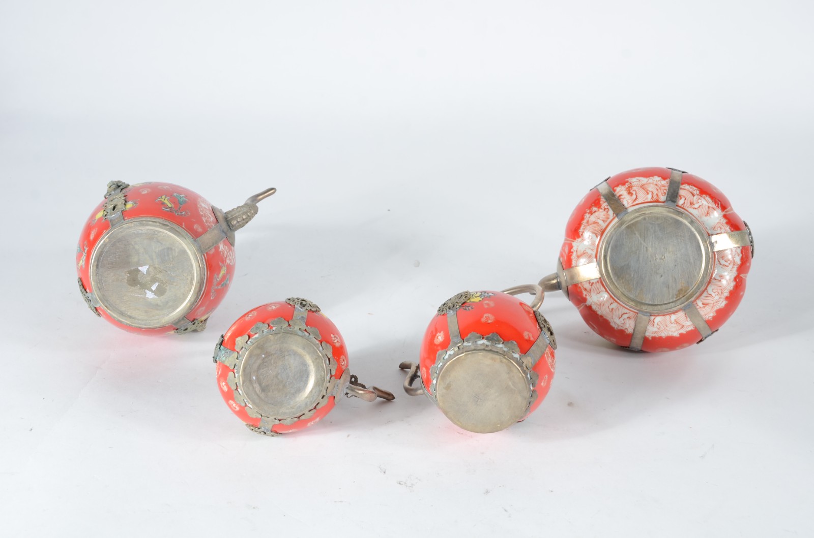 Conjunto com 4 bules decorativos de porcelana na cor laranja e... - foto 4 de 6