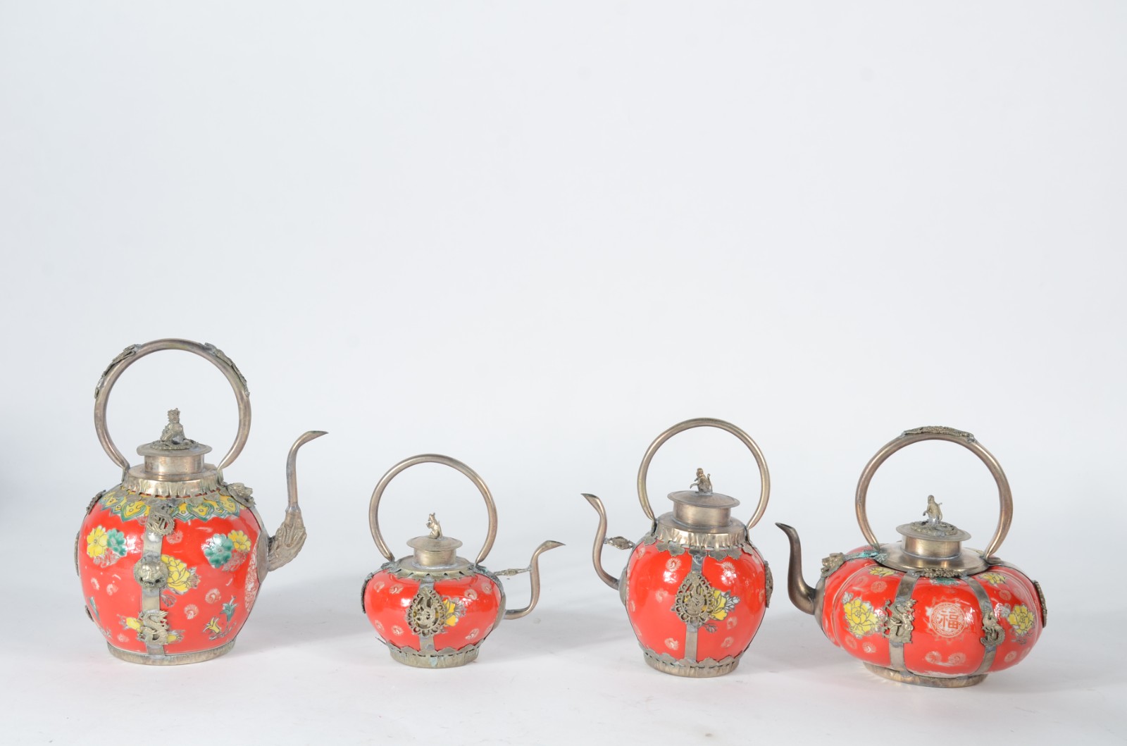 Conjunto com 4 bules decorativos de porcelana na cor laranja e... - foto 2 de 6