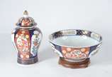 Duas peças de porcelana japonesa "Gold Imari", ... - Duas peças de porcelana japonesa "Gold Imari", pintados a mão, sendo: potiche e bowl com bases de madeira.