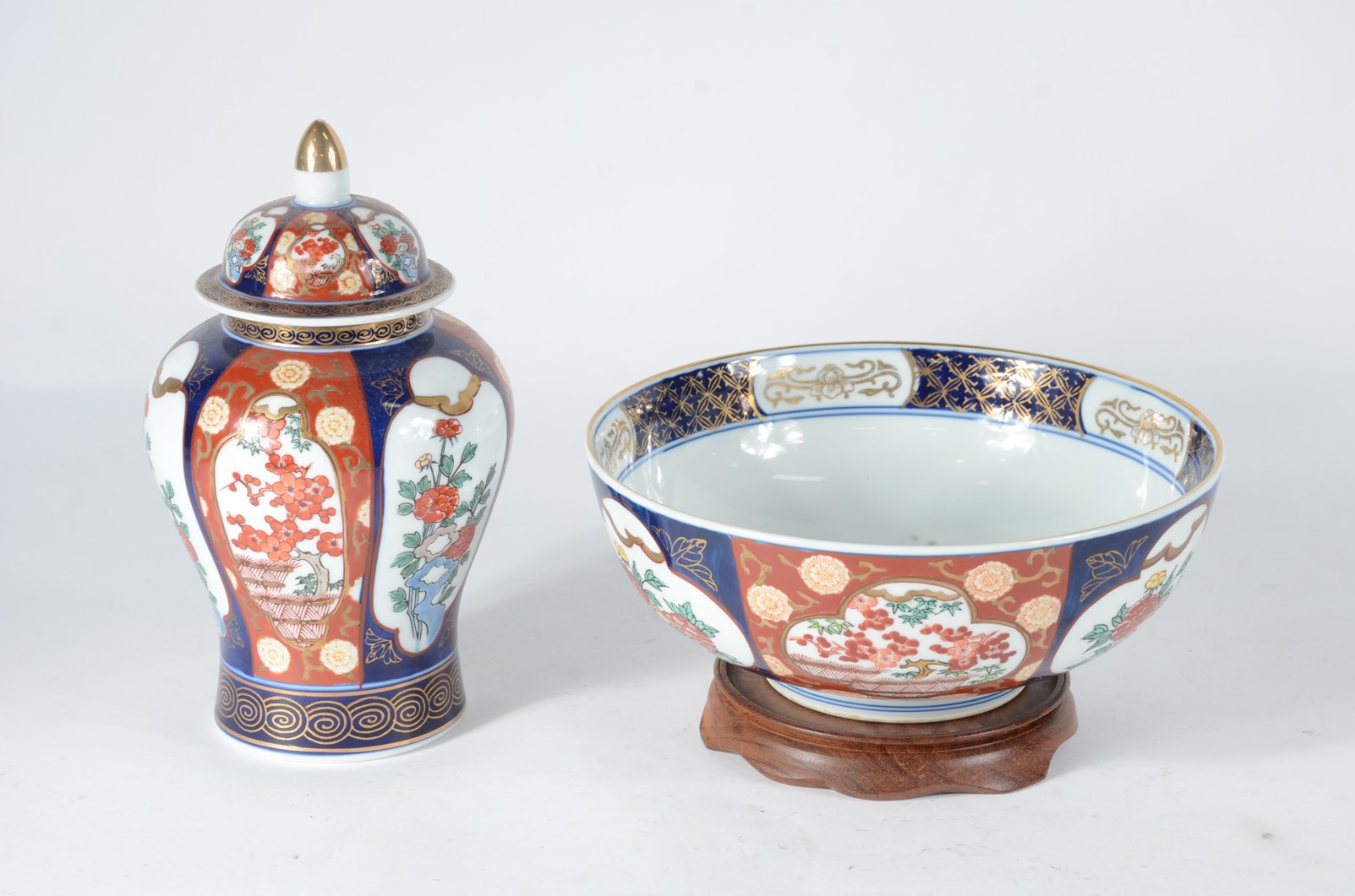 Duas peças de porcelana japonesa "Gold Imari", pintados a mão, sendo... - foto 1 de 10