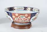 Duas peças de porcelana japonesa "Gold Imari", ... - Duas peças de porcelana japonesa "Gold Imari", pintados a mão, sendo: potiche e bowl com bases de madeira.