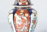 Duas peças de porcelana japonesa "Gold Imari", ... - Duas peças de porcelana japonesa "Gold Imari", pintados a mão, sendo: potiche e bowl com bases de madeira.