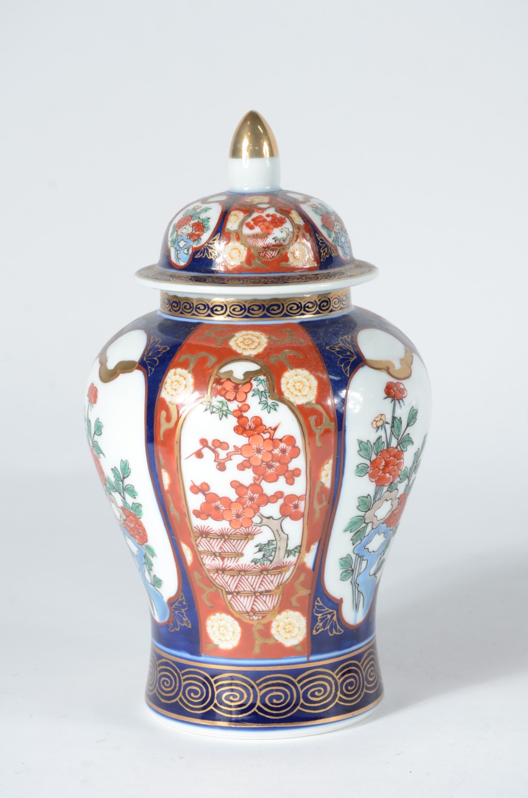 Duas peças de porcelana japonesa "Gold Imari", pintados a mão, sendo... - foto 2 de 10