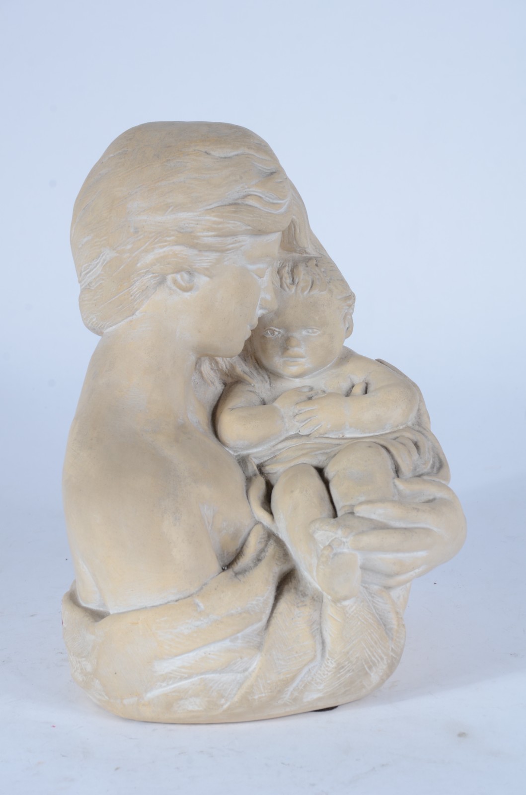 Escultura de terracota representando Maternidade. Assinada R/M... - foto 4 de 7