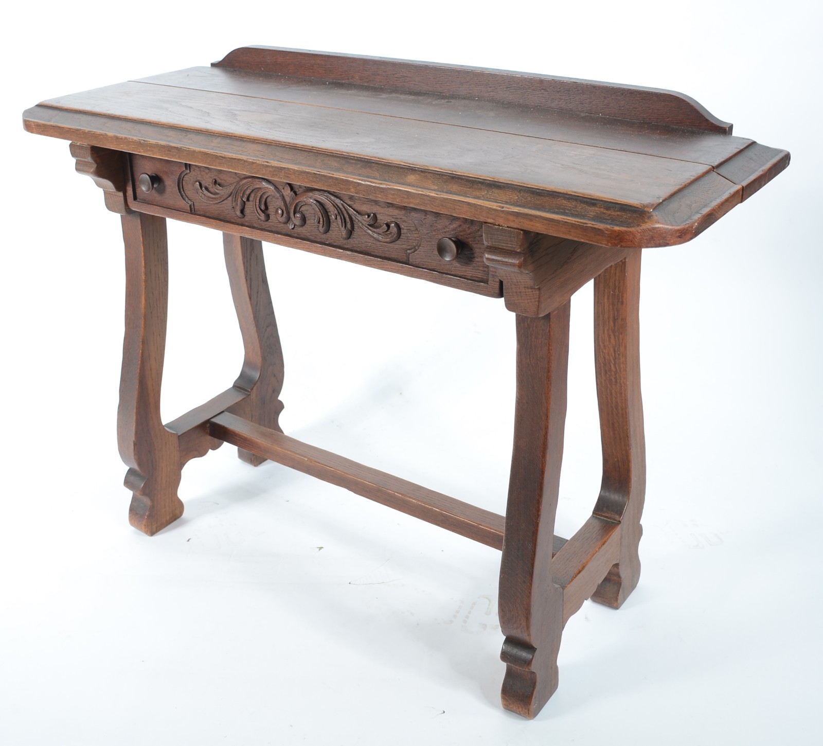 Mesa auxiliar de madeira nobre, uma gaveta com entalhes, pernas... - foto 1 de 5