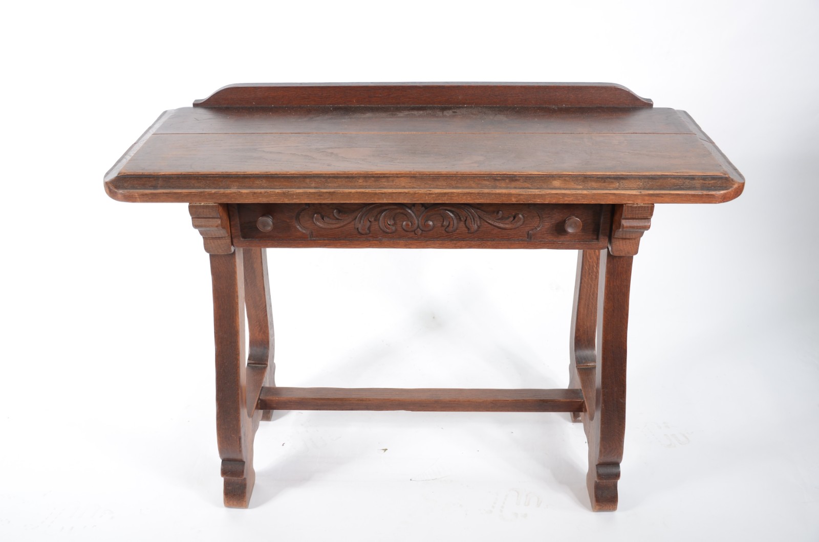 Mesa auxiliar de madeira nobre, uma gaveta com entalhes, pernas... - foto 2 de 5