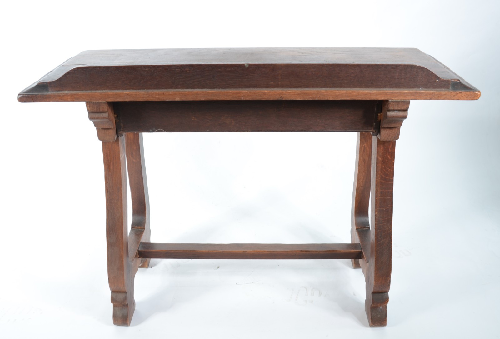 Mesa auxiliar de madeira nobre, uma gaveta com entalhes, pernas... - foto 5 de 5
