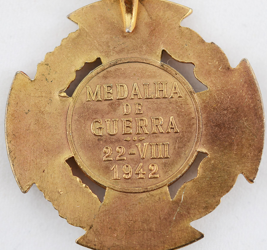 Três medalhas, sendo uma Medalha de Campanha da FEB (Força... - foto 4 de 4