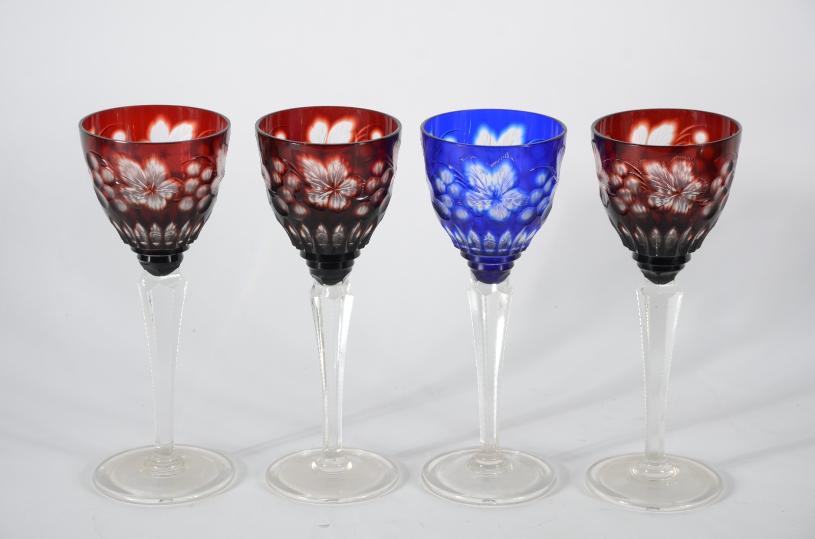 Conjunto com 4 cálices para vinho de cristal doublé colorido, pés... - foto 1 de 3