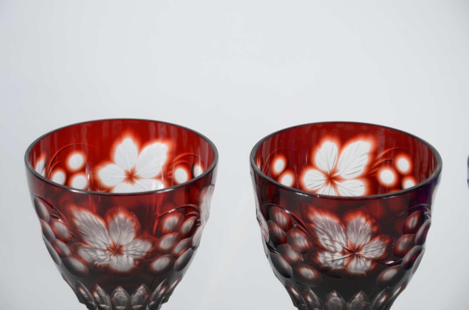 Conjunto com 4 cálices para vinho de cristal doublé colorido, pés... - foto 3 de 3