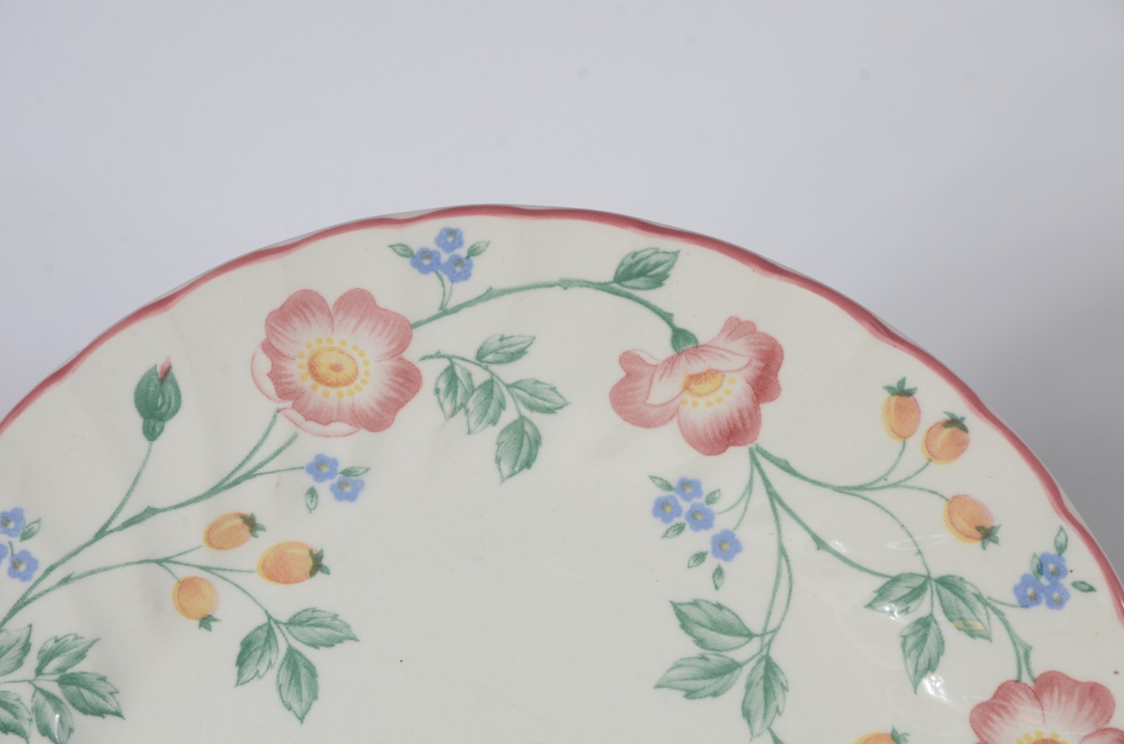 Serviço de faiança inglesa - Churchill, borda decorada com flores em... - foto 2 de 6