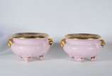 Limoges (1771),  - Par de cuspideiras de porcelana francesa de Limoges na cor rosa, tampos com cenas de casal com barris de vinho em policromia e laterais com cabeças de