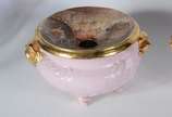 Limoges (1771),  - Par de cuspideiras de porcelana francesa de Limoges na cor rosa, tampos com cenas de casal com barris de vinho em policromia e laterais com cabeças de