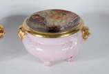 Limoges (1771),  - Par de cuspideiras de porcelana francesa de Limoges na cor rosa, tampos com cenas de casal com barris de vinho em policromia e laterais com cabeças de