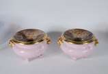 Limoges (1771),  - Par de cuspideiras de porcelana francesa de Limoges na cor rosa, tampos com cenas de casal com barris de vinho em policromia e laterais com cabeças de