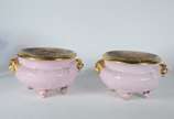 Limoges (1771),  - Par de cuspideiras de porcelana francesa de Limoges na cor rosa, tampos com cenas de casal com barris de vinho em policromia e laterais com cabeças de