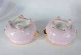 Limoges (1771),  - Par de cuspideiras de porcelana francesa de Limoges na cor rosa, tampos com cenas de casal com barris de vinho em policromia e laterais com cabeças de