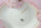Limoges (1771),  - Par de cuspideiras de porcelana francesa de Limoges na cor rosa, tampos com cenas de casal com barris de vinho em policromia e laterais com cabeças de