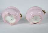 Limoges (1771),  - Par de cuspideiras de porcelana francesa de Limoges na cor rosa, tampos com cenas de casal com barris de vinho em policromia e laterais com cabeças de