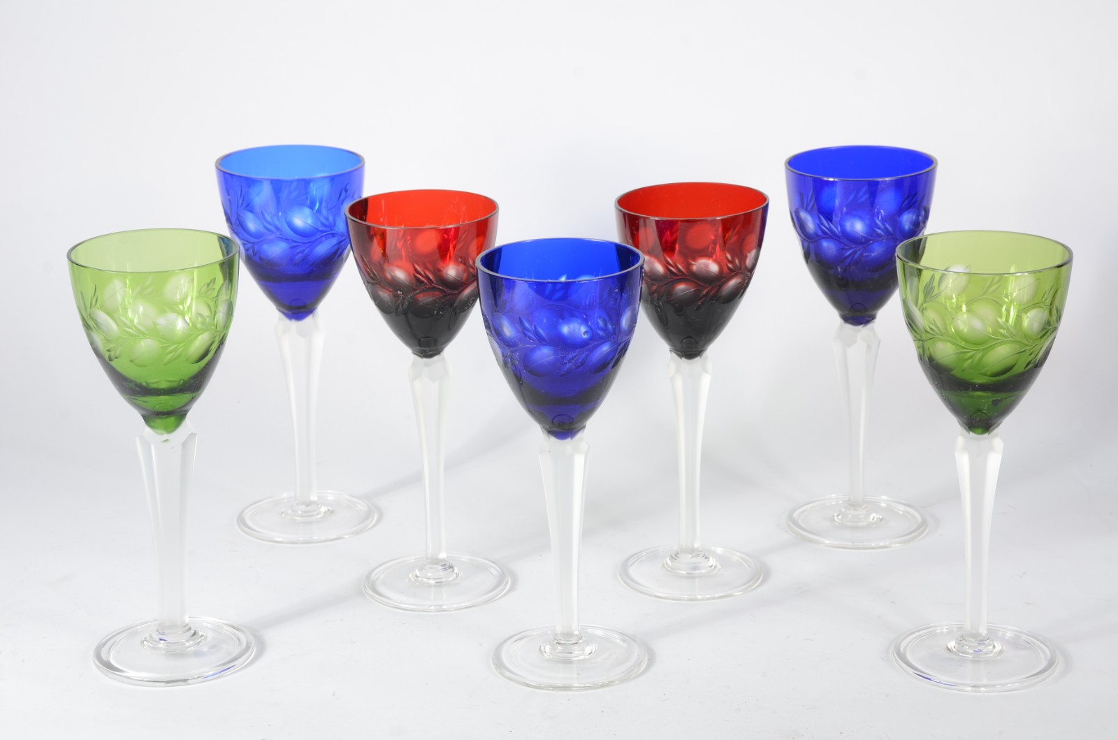 Conjunto com 7 cálices para vinho de cristal lapidado, diversas cores. - foto 1 de 2