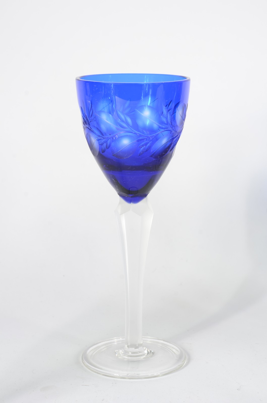 Conjunto com 7 cálices para vinho de cristal lapidado, diversas cores. - foto 2 de 2