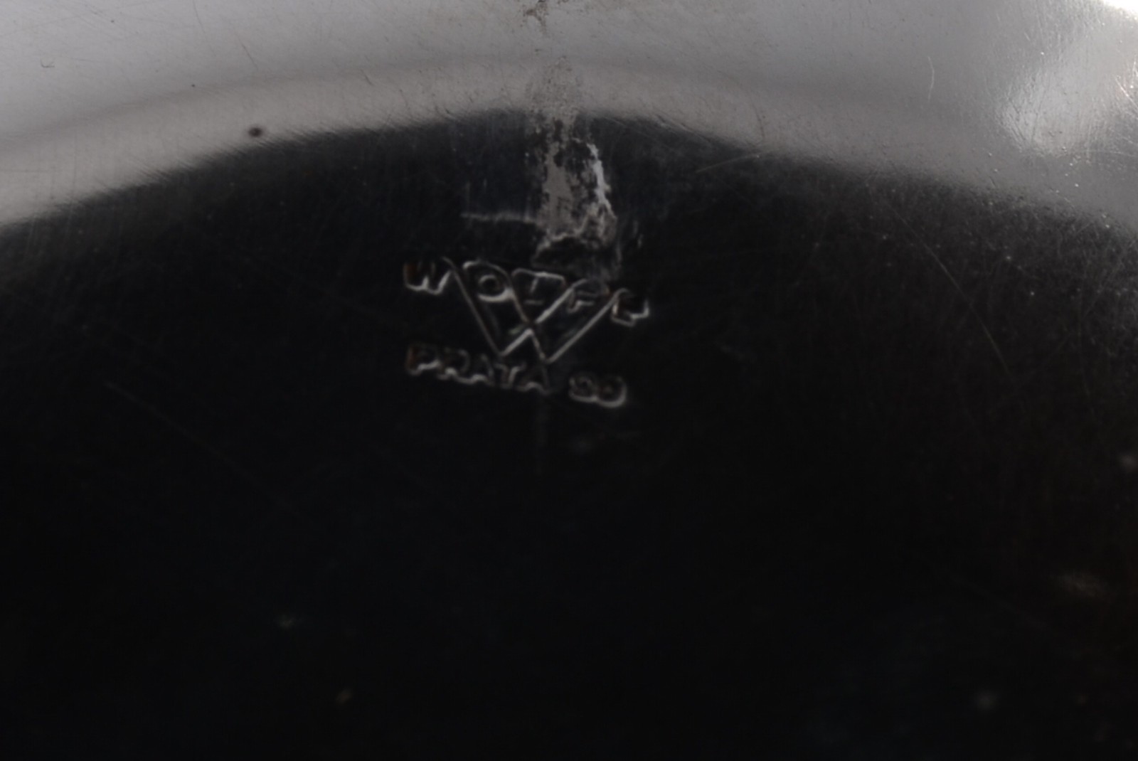 Três peças diversas de metal prateado, sendo: caixa para chá, jarra e... - foto 6 de 11
