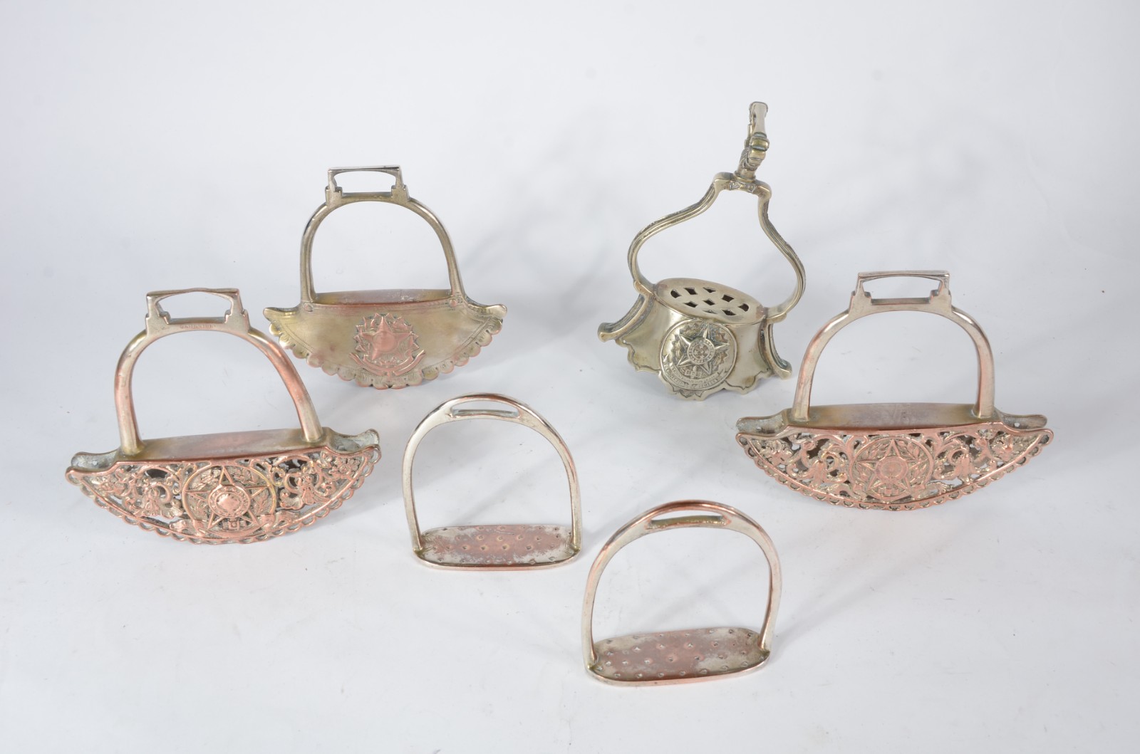 Conjunto com 6 estribos diversos de metal. Desgastes. - foto 1 de 4