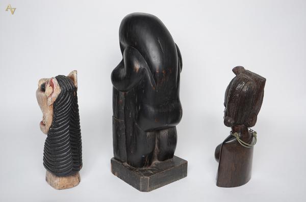 Três peças, sendo duas figuras em madeira entalhada (alturas 40 cm e... - foto 2 de 2