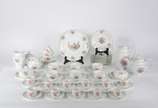 Porcelana Real (1943-1972),  - Serviço de chá e café de porcelana Real, na cor branca com flores em policromia, composto de: 9 xícaras de chá com pires, 11 xícaras de café com pires