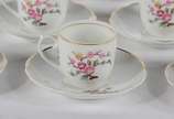 Porcelana Real (1943-1972),  - Serviço de chá e café de porcelana Real, na cor branca com flores em policromia, composto de: 9 xícaras de chá com pires, 11 xícaras de café com pires