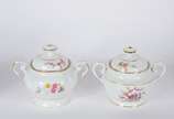 Porcelana Real (1943-1972),  - Serviço de chá e café de porcelana Real, na cor branca com flores em policromia, composto de: 9 xícaras de chá com pires, 11 xícaras de café com pires