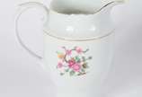 Porcelana Real (1943-1972),  - Serviço de chá e café de porcelana Real, na cor branca com flores em policromia, composto de: 9 xícaras de chá com pires, 11 xícaras de café com pires