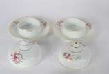 Porcelana Real (1943-1972),  - Serviço de chá e café de porcelana Real, na cor branca com flores em policromia, composto de: 9 xícaras de chá com pires, 11 xícaras de café com pires
