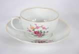 Porcelana Real (1943-1972),  - Serviço de chá e café de porcelana Real, na cor branca com flores em policromia, composto de: 9 xícaras de chá com pires, 11 xícaras de café com pires