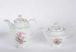 Porcelana Real (1943-1972),  - Serviço de chá e café de porcelana Real, na cor branca com flores em policromia, composto de: 9 xícaras de chá com pires, 11 xícaras de café com pires