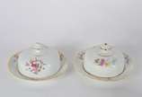 Porcelana Real (1943-1972),  - Serviço de chá e café de porcelana Real, na cor branca com flores em policromia, composto de: 9 xícaras de chá com pires, 11 xícaras de café com pires