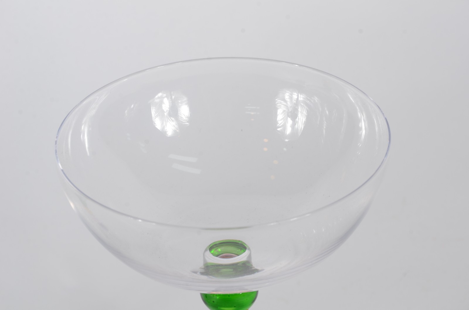 Duas taças para sobremesa de vidro decorativo, pes com "bolas"... - foto 6 de 7