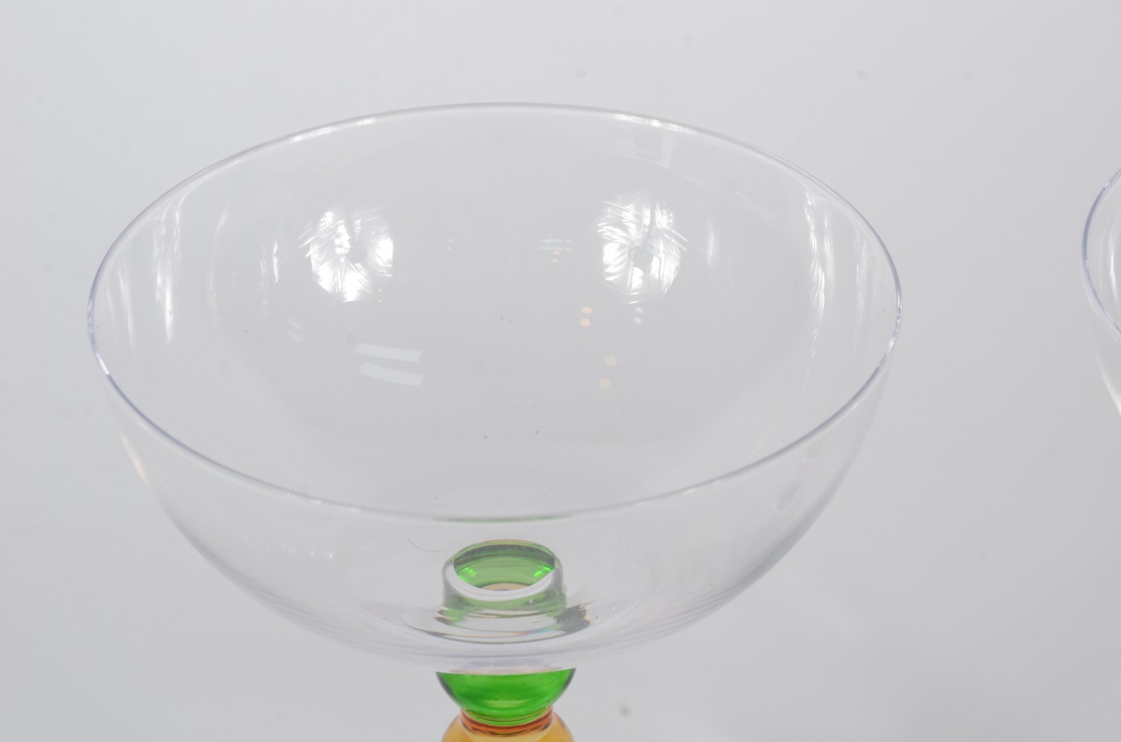 Duas taças para sobremesa de vidro decorativo, pes com "bolas"... - foto 7 de 7