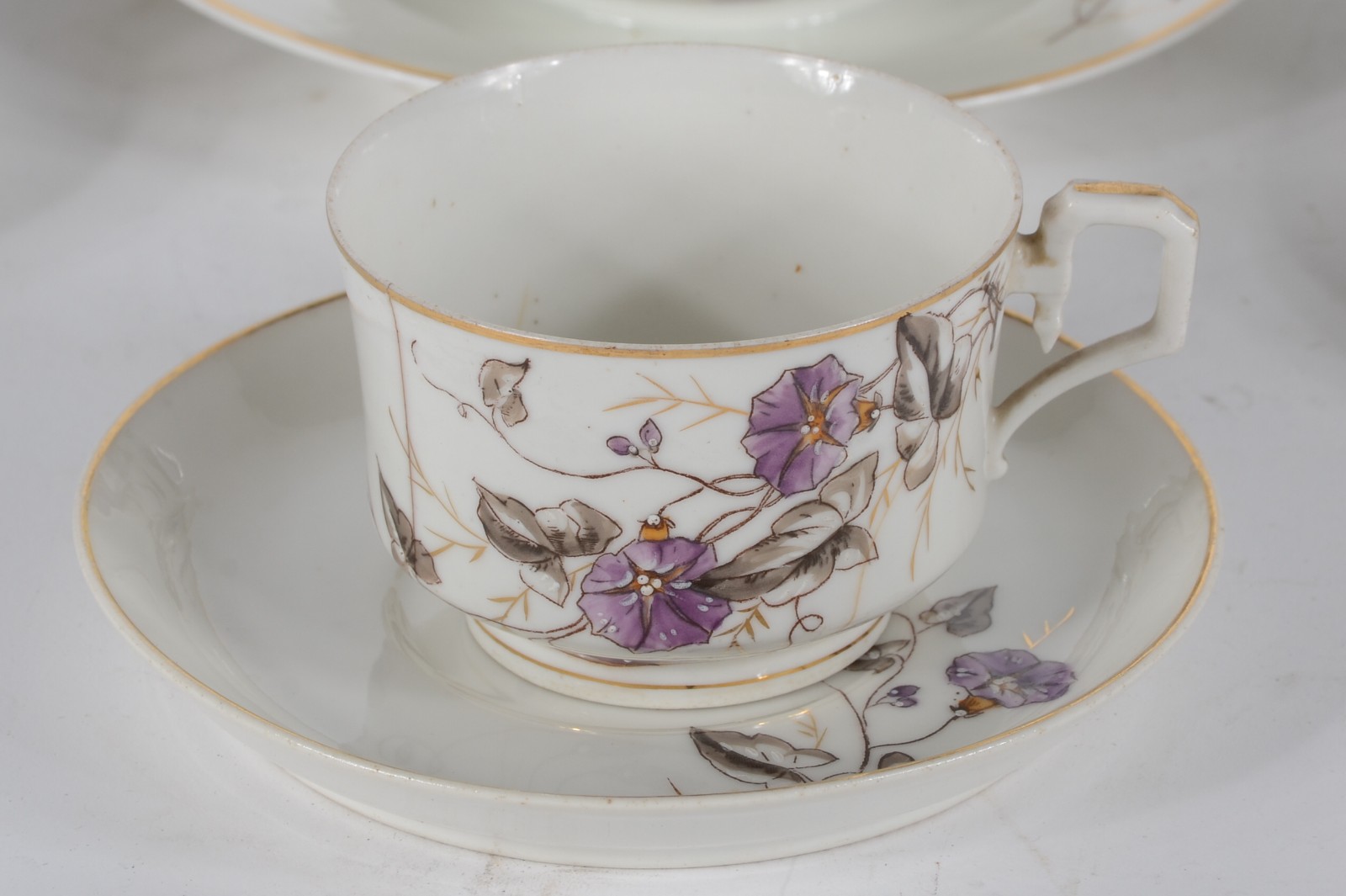 Serviço de chá de porcelana Velho Paris, composto de: 3 xícaras com... - foto 2 de 11
