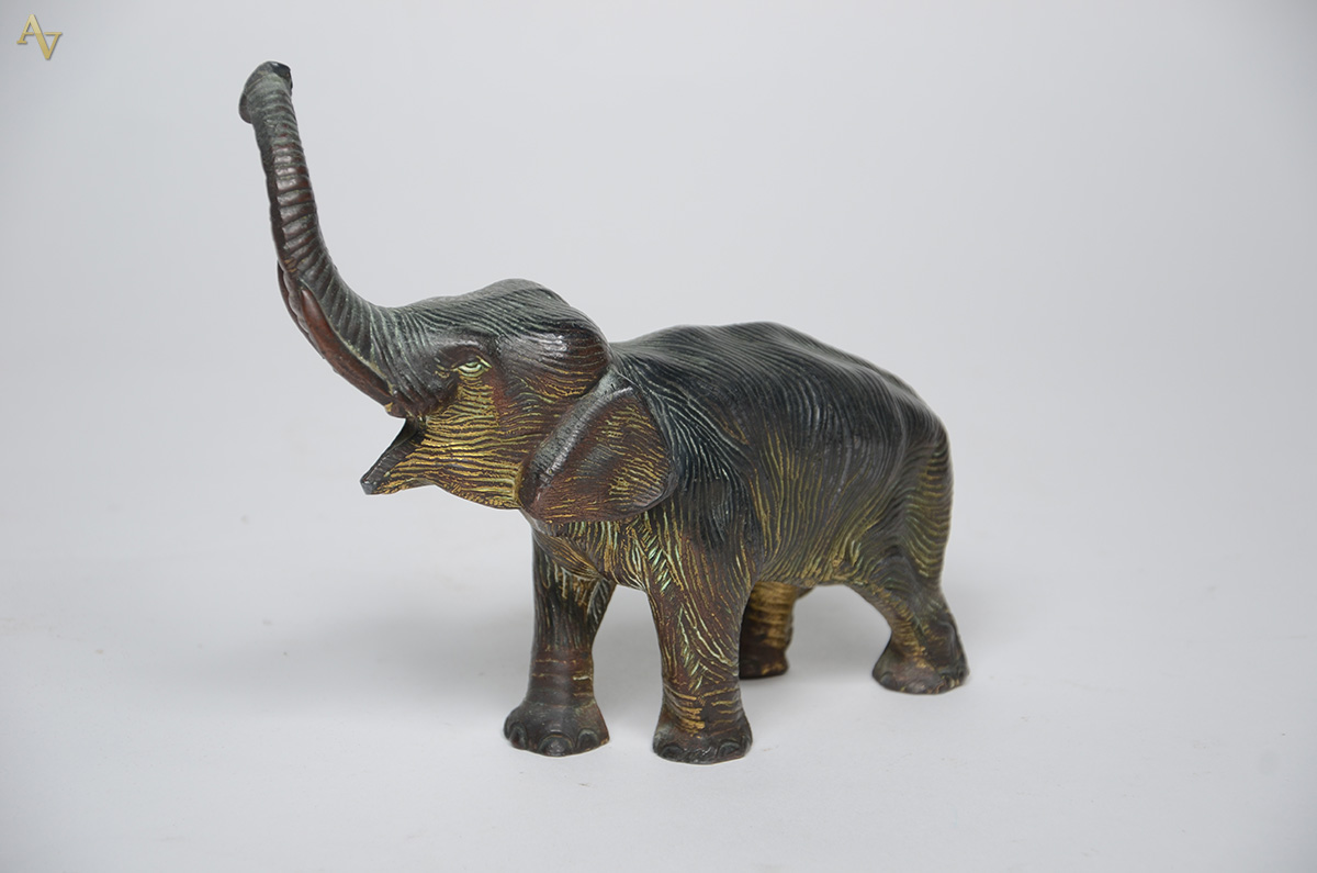 Escultura de bronze representando elefante. Altura 18 cm. - foto 1 de 2