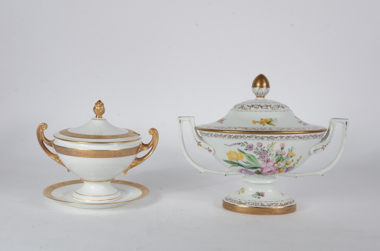 Duas pequenas sopeiras de porcelana, sendo uma de porcelana tcheca na... - foto 1 de 9