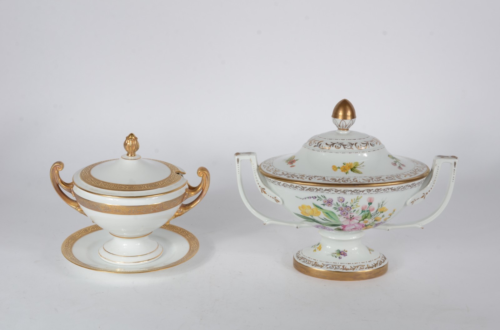 Duas pequenas sopeiras de porcelana, sendo uma de porcelana tcheca na... - foto 2 de 9