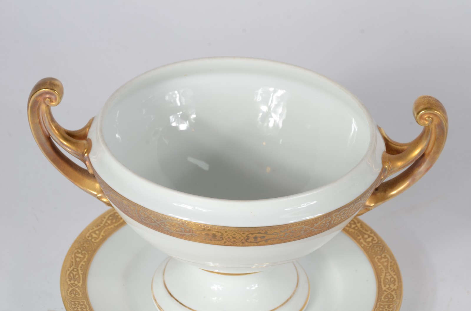 Duas pequenas sopeiras de porcelana, sendo uma de porcelana tcheca na... - foto 3 de 9