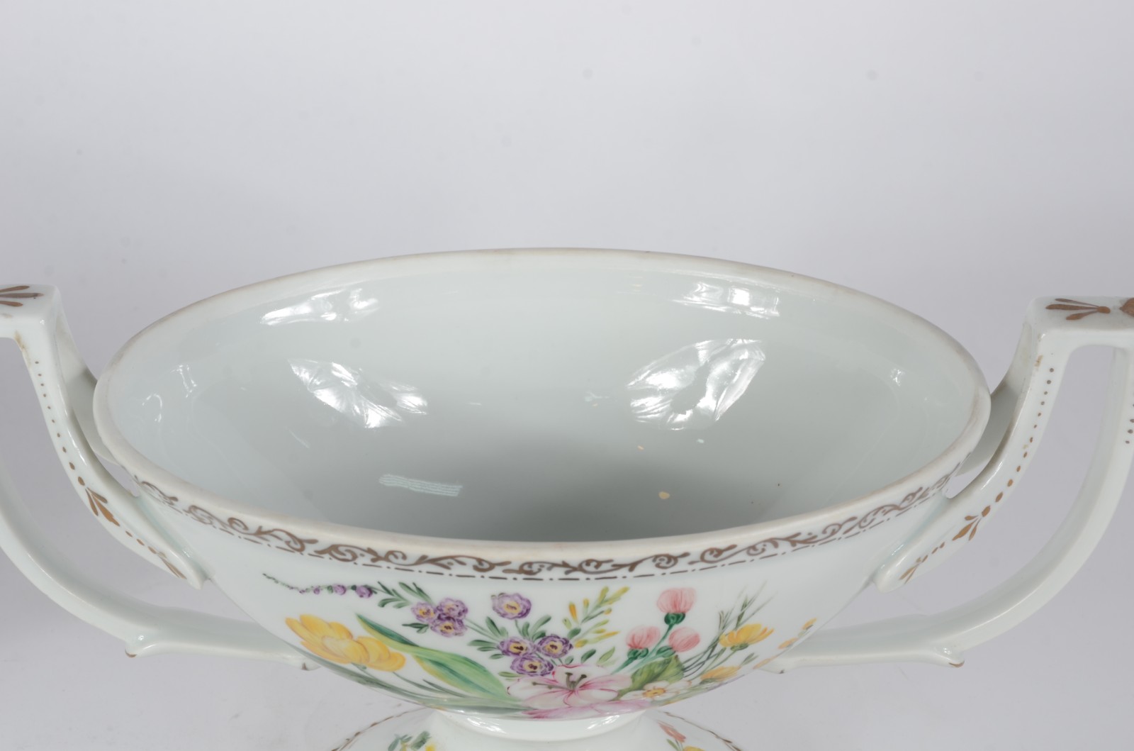 Duas pequenas sopeiras de porcelana, sendo uma de porcelana tcheca na... - foto 4 de 9