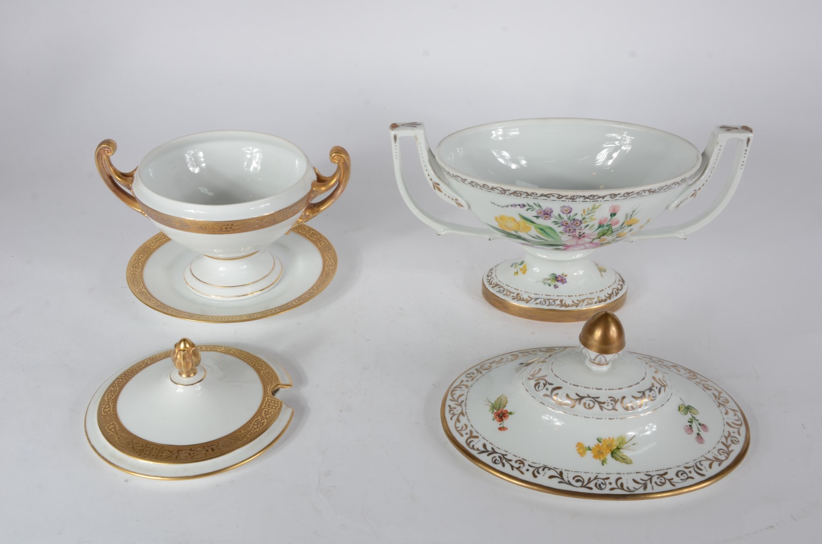 Duas pequenas sopeiras de porcelana, sendo uma de porcelana tcheca na... - foto 6 de 9