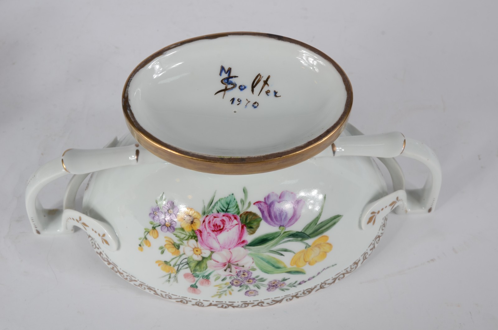 Duas pequenas sopeiras de porcelana, sendo uma de porcelana tcheca na... - foto 9 de 9
