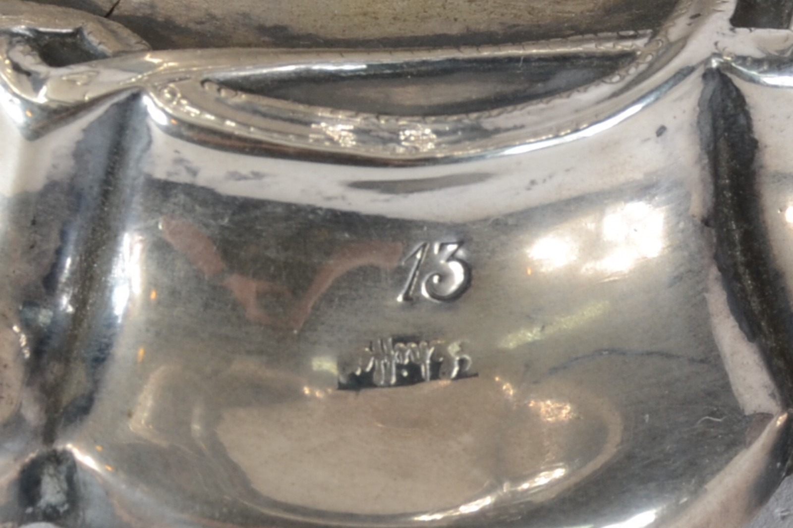 Duas peças de prata, sendo: caixa para cigarro, contraste 925 mls com... - foto 9 de 10