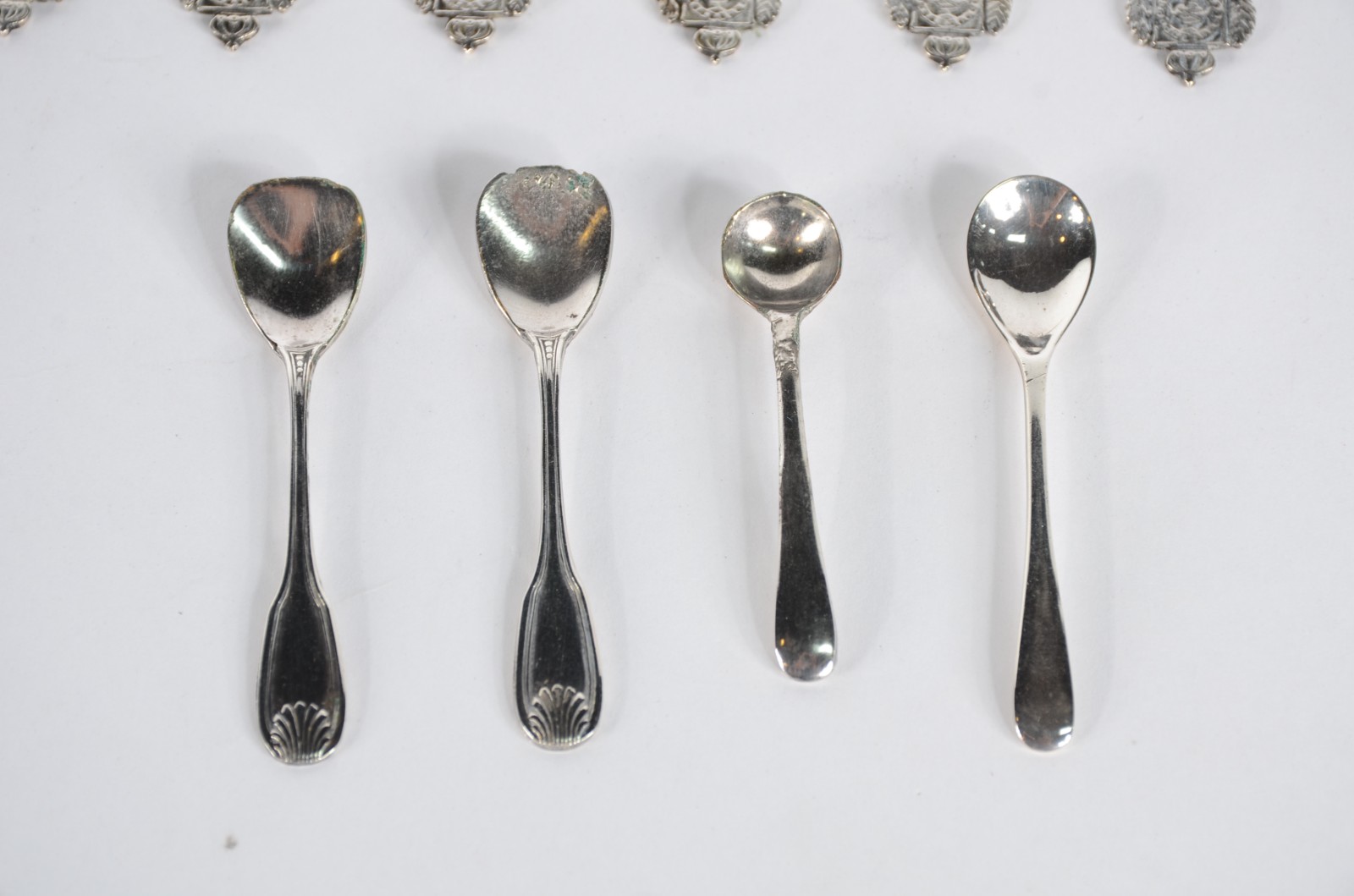Diversas peças de metal prateado, sendo: conjunto de... - foto 6 de 9